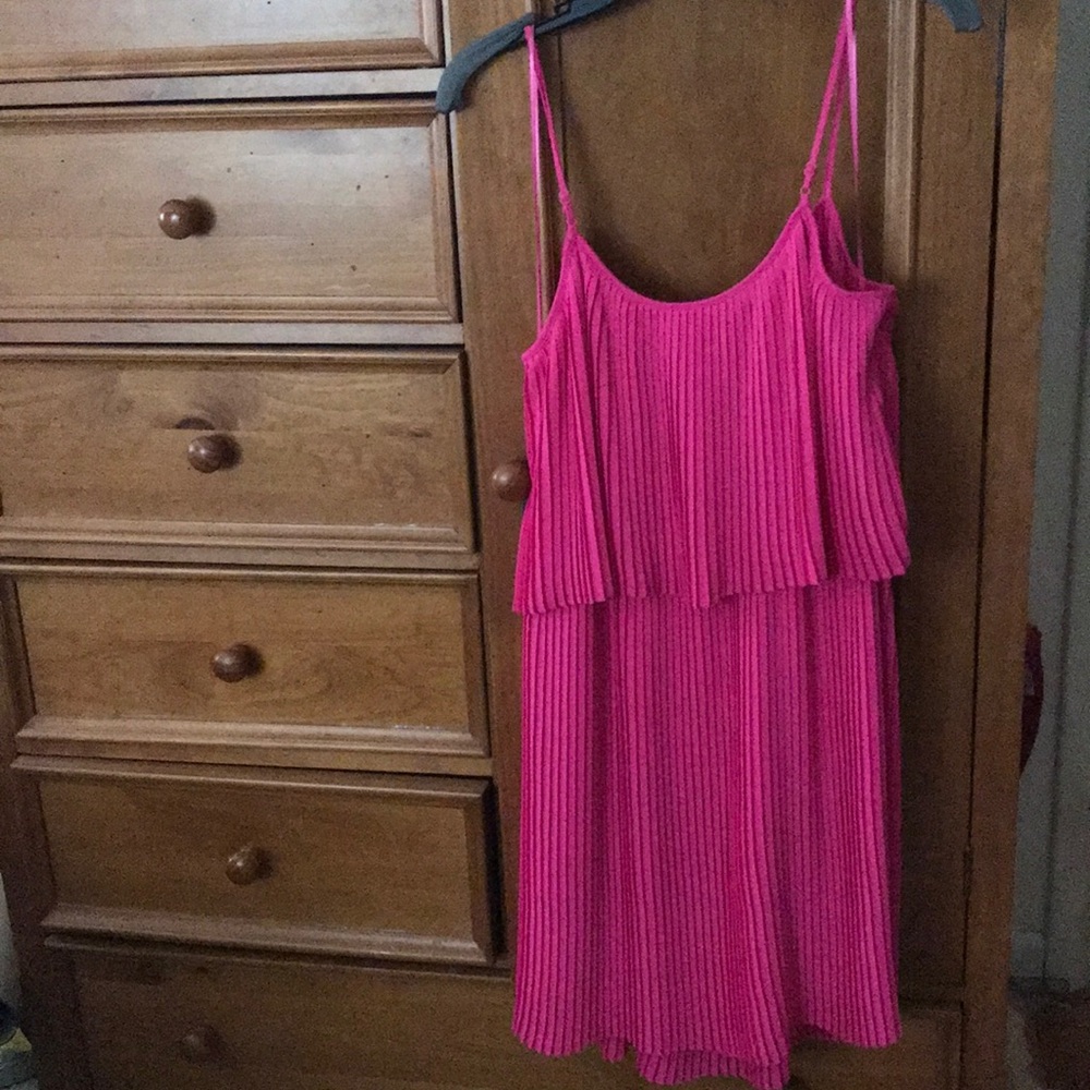 “VINCE CAMUTO” very pink pleated summer dress. - Picture 4 of 4